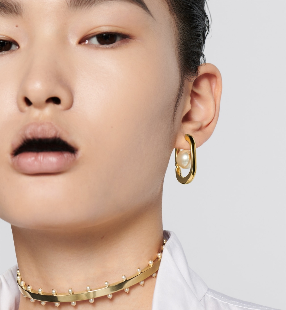 模特兒演繹30 Montaigne Jolie Earrings。