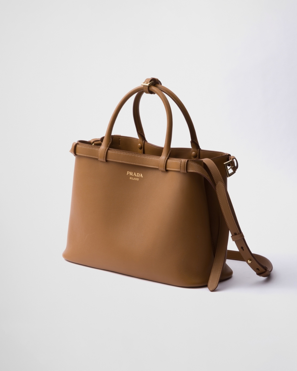 一顆優雅俐落手袋增添新氣象。