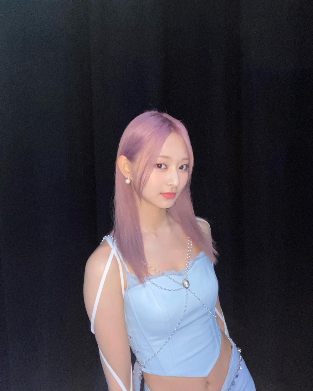 周子瑜染的夢幻霧粉紫讓她宛如從動畫中走出來的仙子