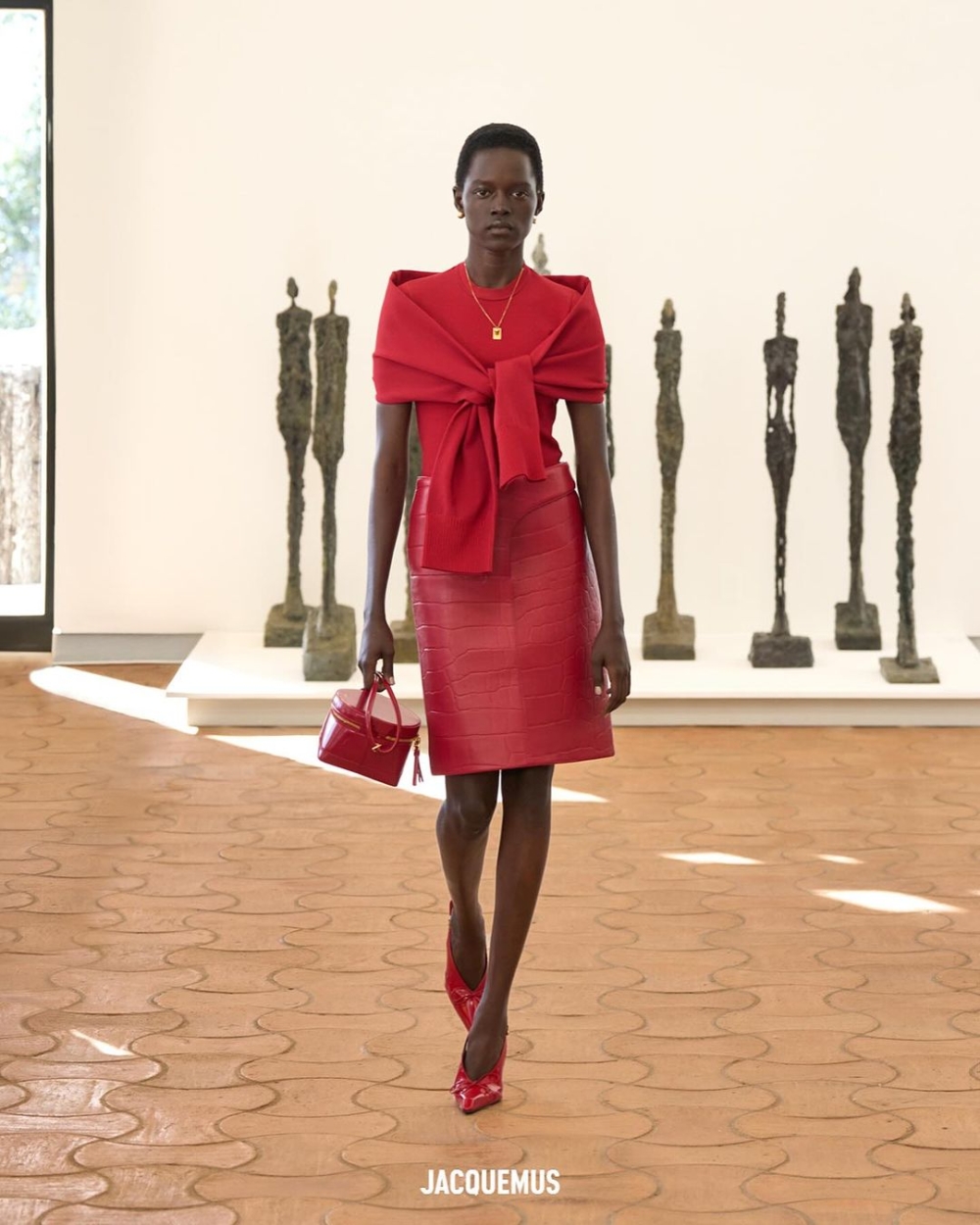 Jacquemus大秀上出現的紅色造型。