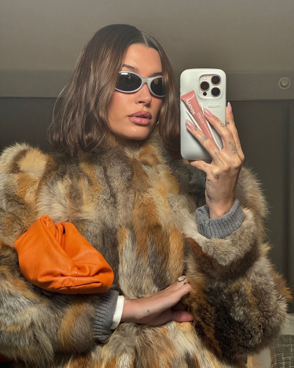 她在自拍照之中曝光新手機殼。