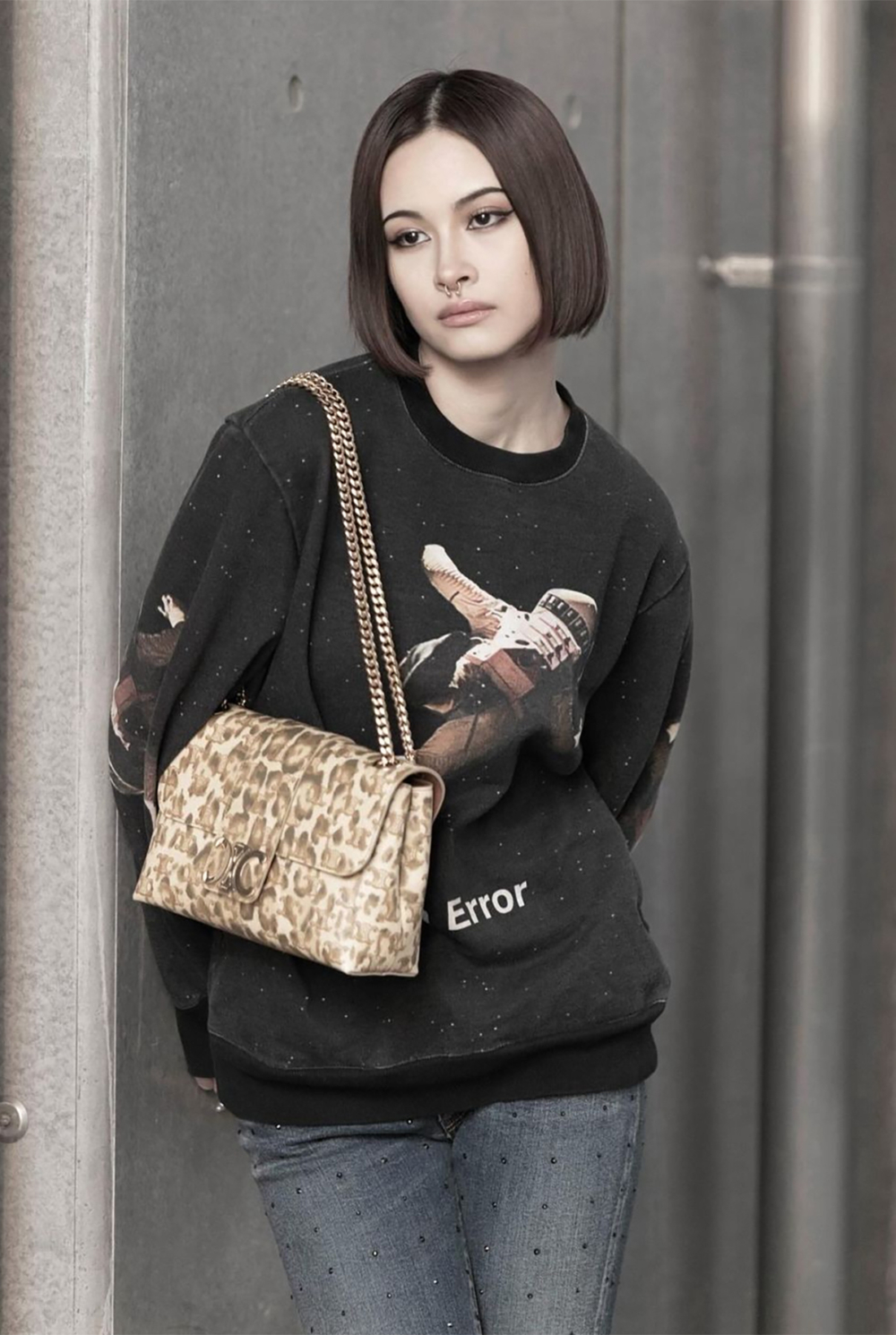 標誌性TRIOMPHE置於皮革飾片上。