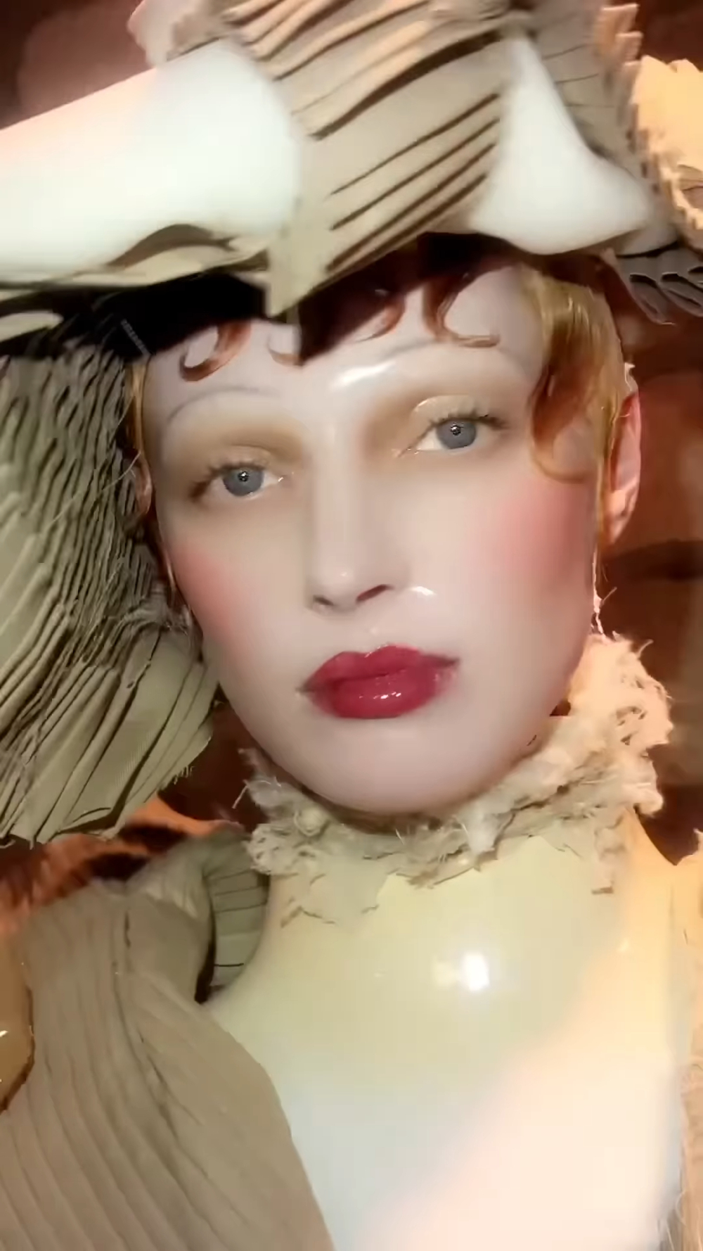 精緻又充滿破碎感的「陶瓷娃娃妝」