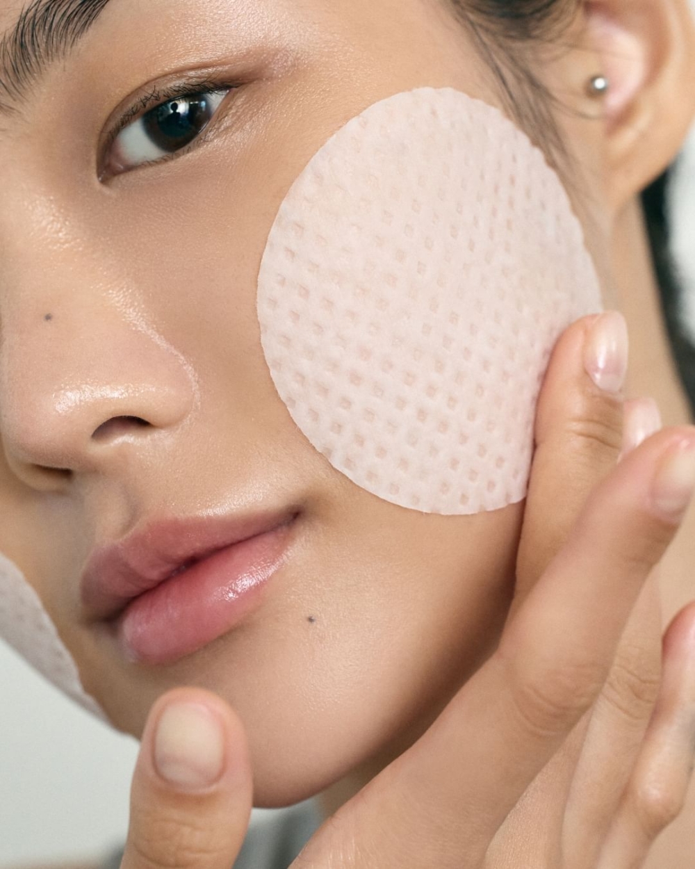 先軟化及去除肌膚表面多餘角質，改善暗啞泛黃同時提升吸收力。