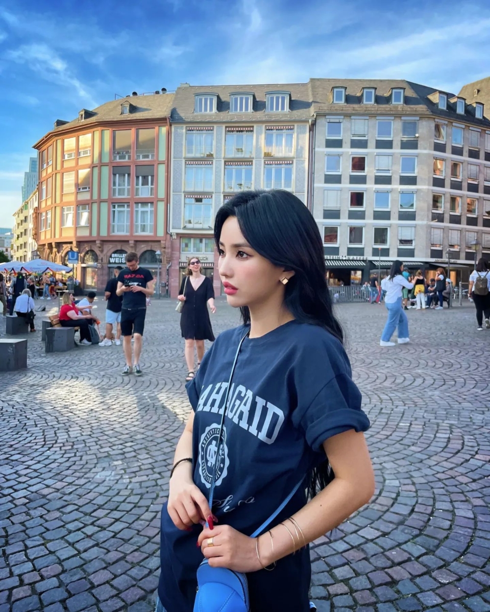 接近黑色的藍色調髮色也是許多女星的髮色首選