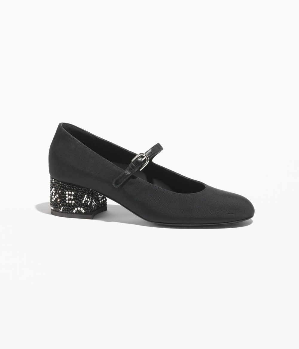 在鞋跟處裝飾有黑色、銀白色的水鑽,組合成CHANEL的字樣