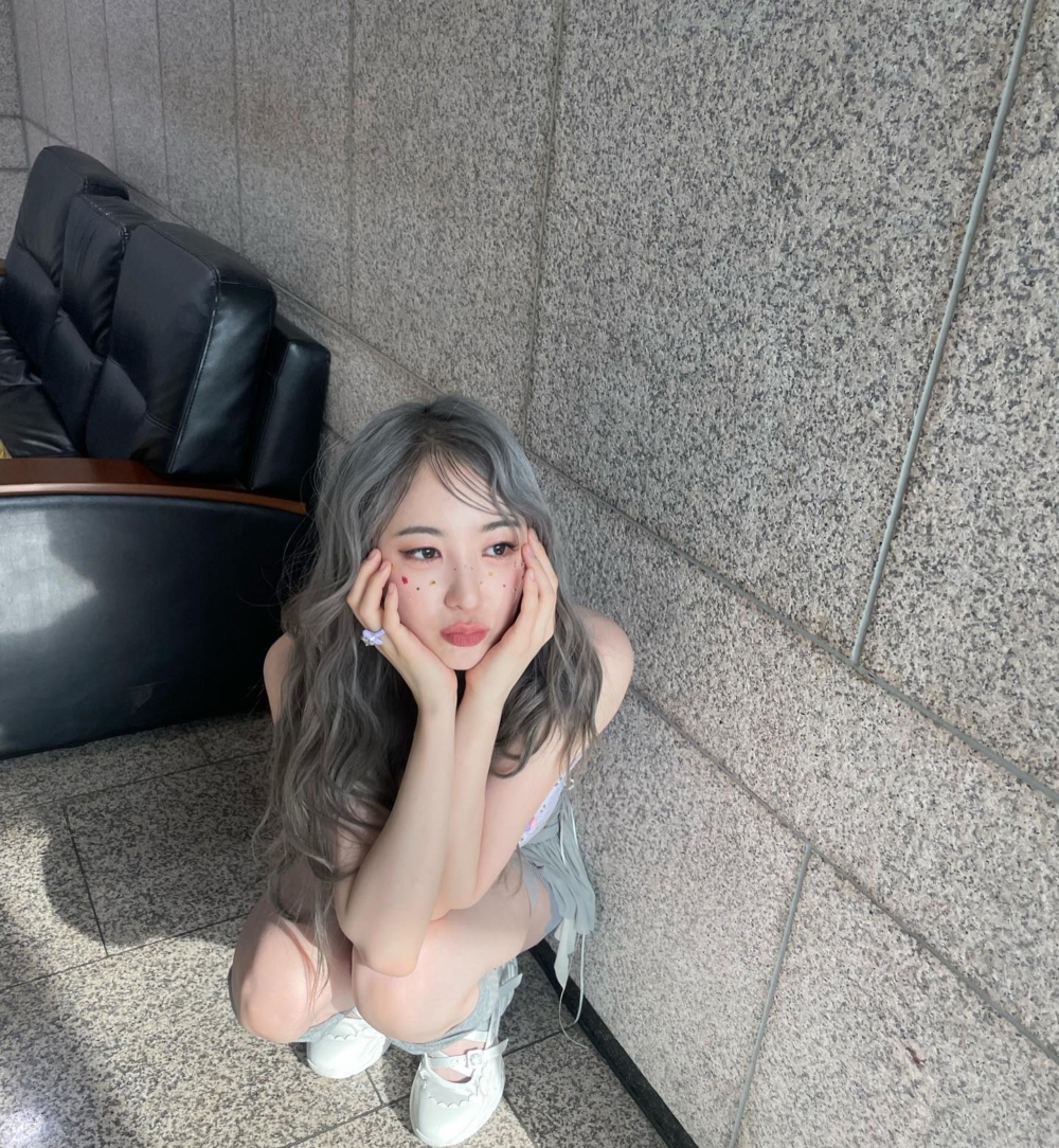 歌手李彩演得霧灰藍