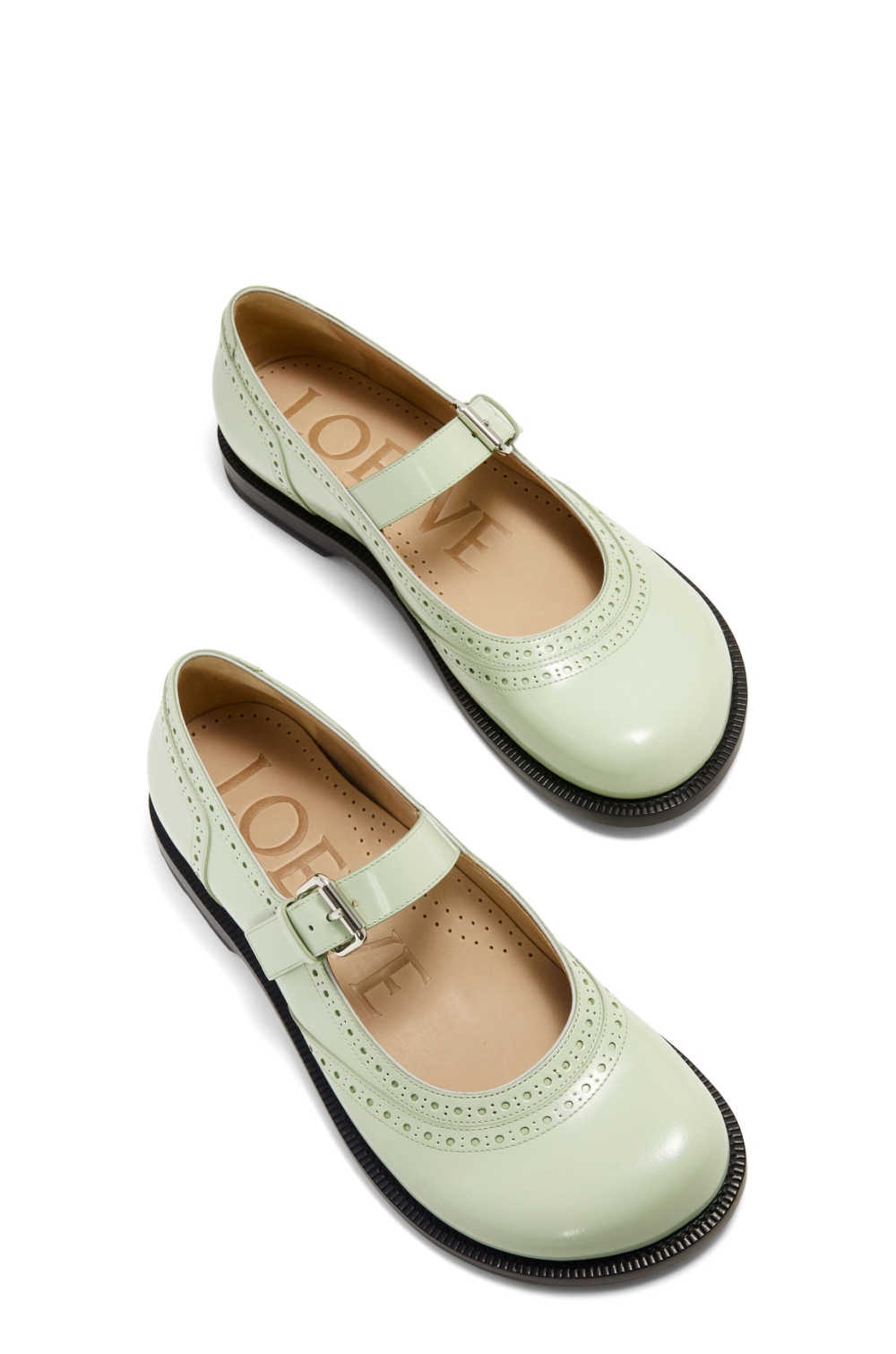 小牛皮材質帶有寬大的不對稱圓楦頭