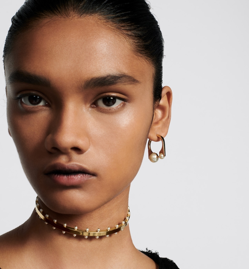 模特兒演繹M Dior Tribales New Look Earrings。
