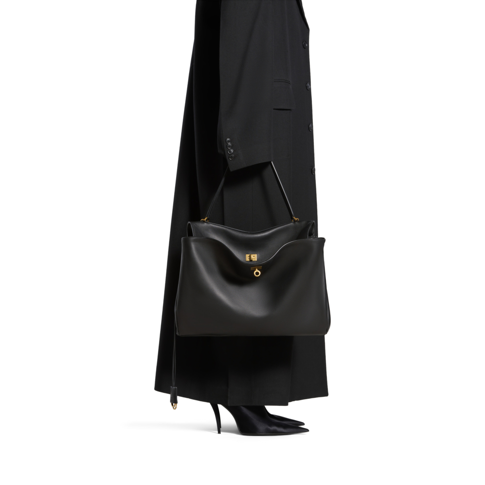 模特兒演繹Rodeo Large Handbag in Black。