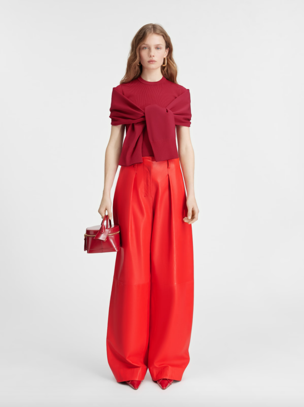 全身都是紅色單品的穿搭。