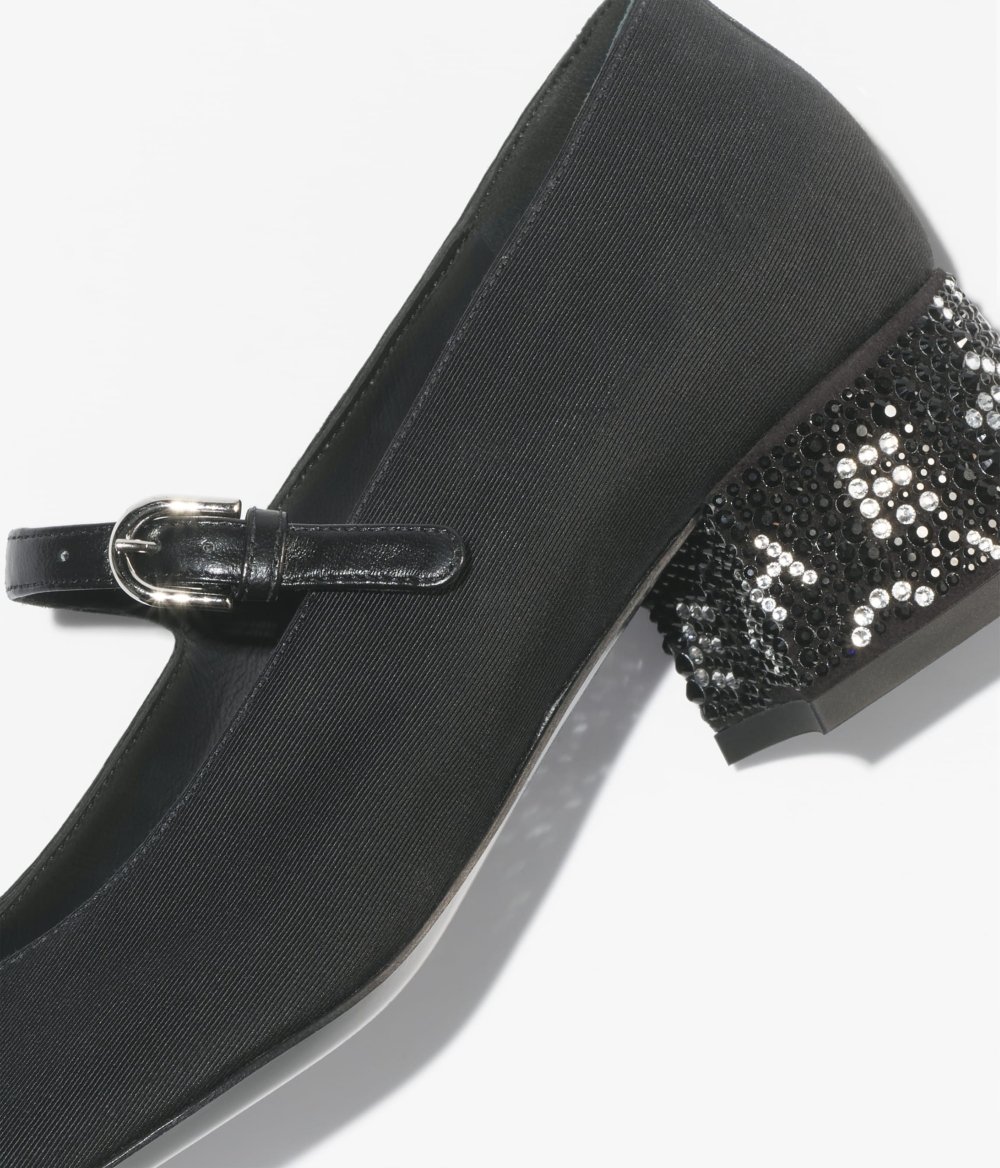 黑色CHANEL Mary Janes風格簡約