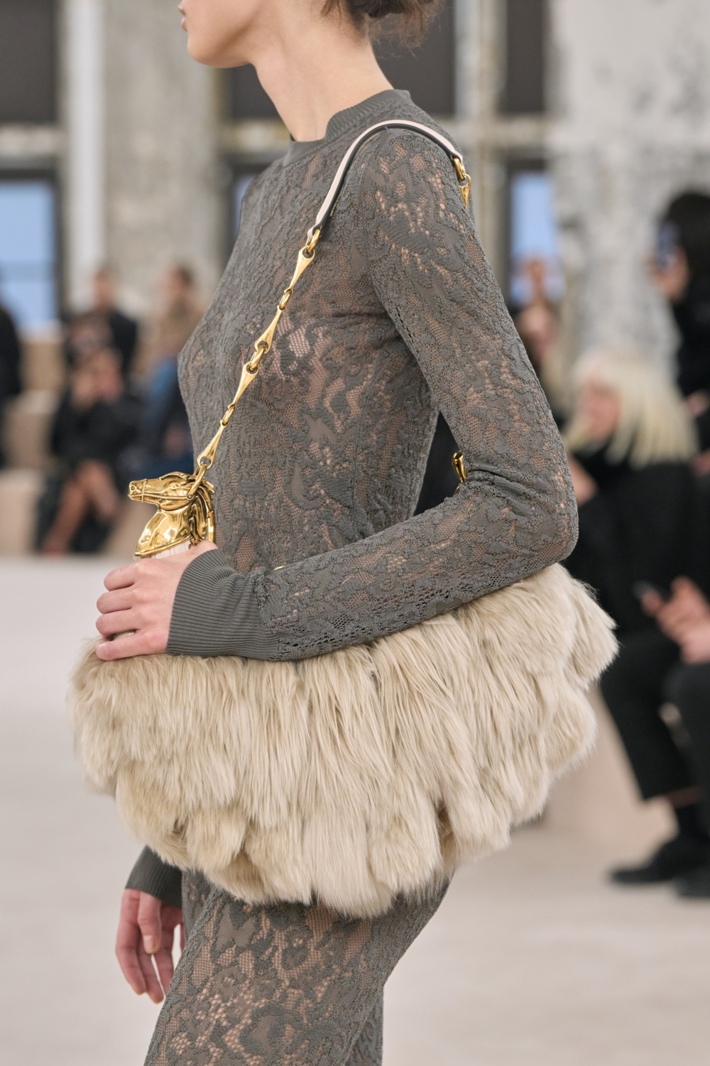 秀場上出現多款半月包造型的手袋。