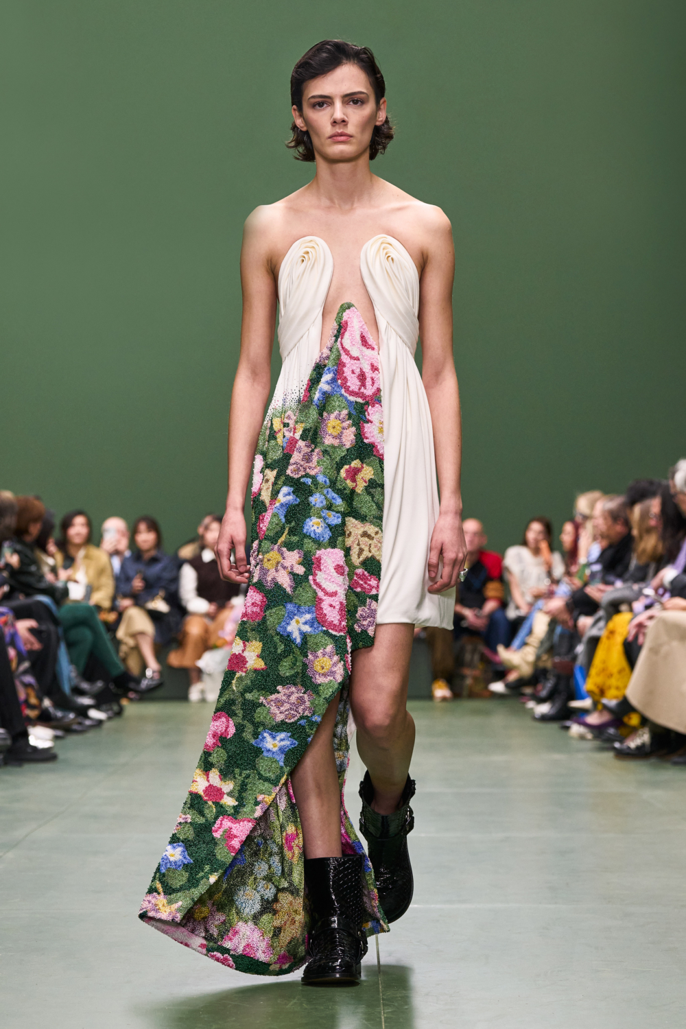 出現在1920年代紐約上東城客廳的窗簾、桌巾花卉印花融入單品