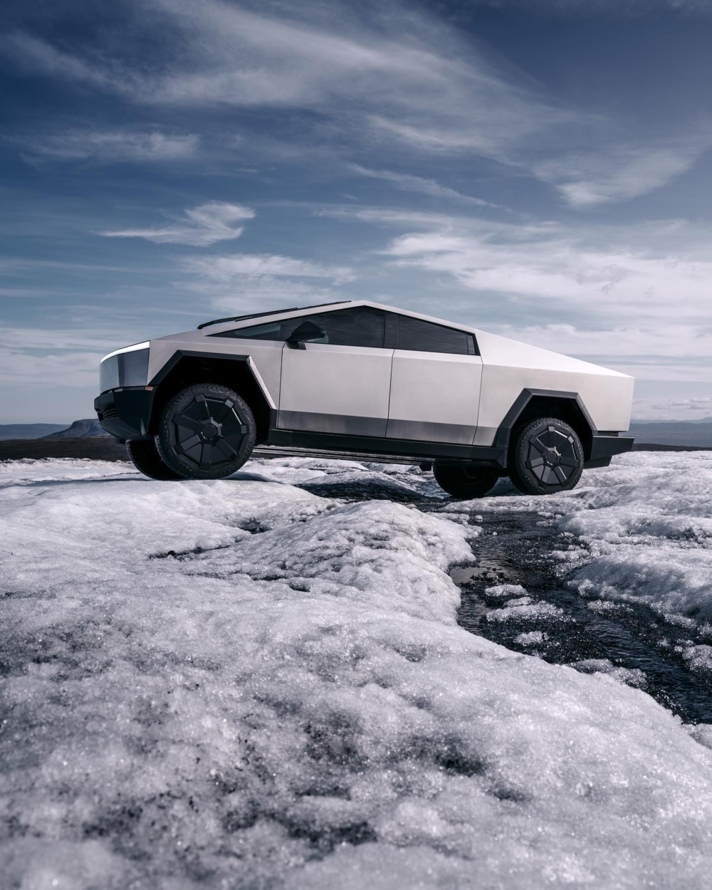 宛如盾牌的Exoskeleton後斗外蓋，為車內乘客提供超強的防護