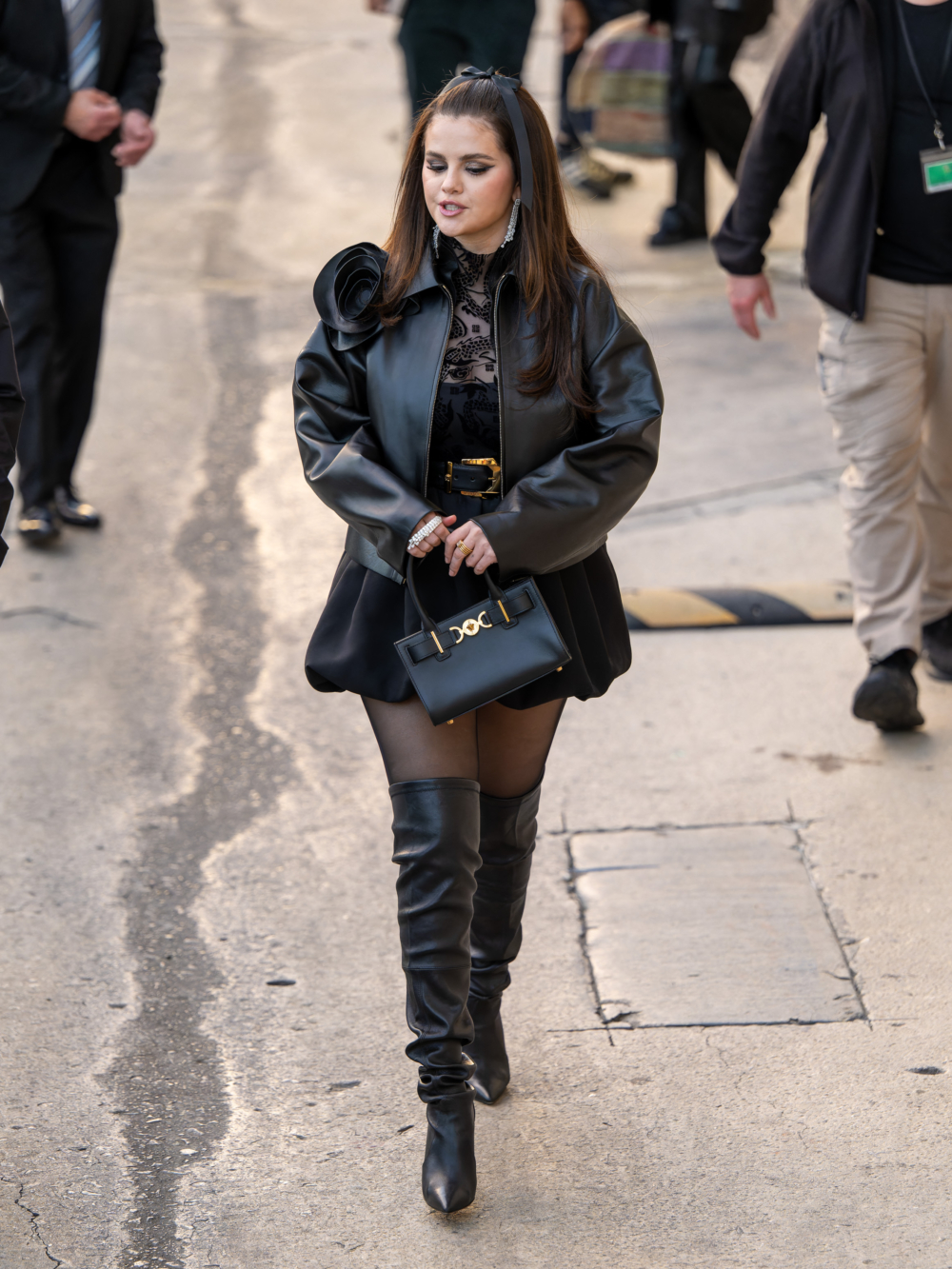 Selena Gomez結束於洛杉磯《吉米夜現場》(Jimmy Kimmel Live!)節目錄影時也背上Versace Medusa '95 Tote Bag