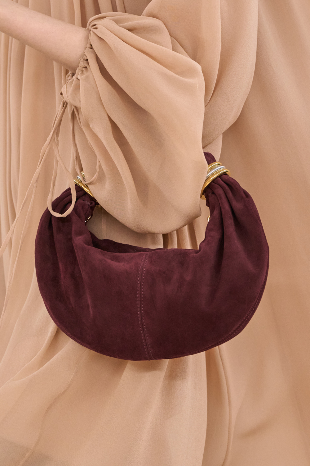 酒紅色的款式。