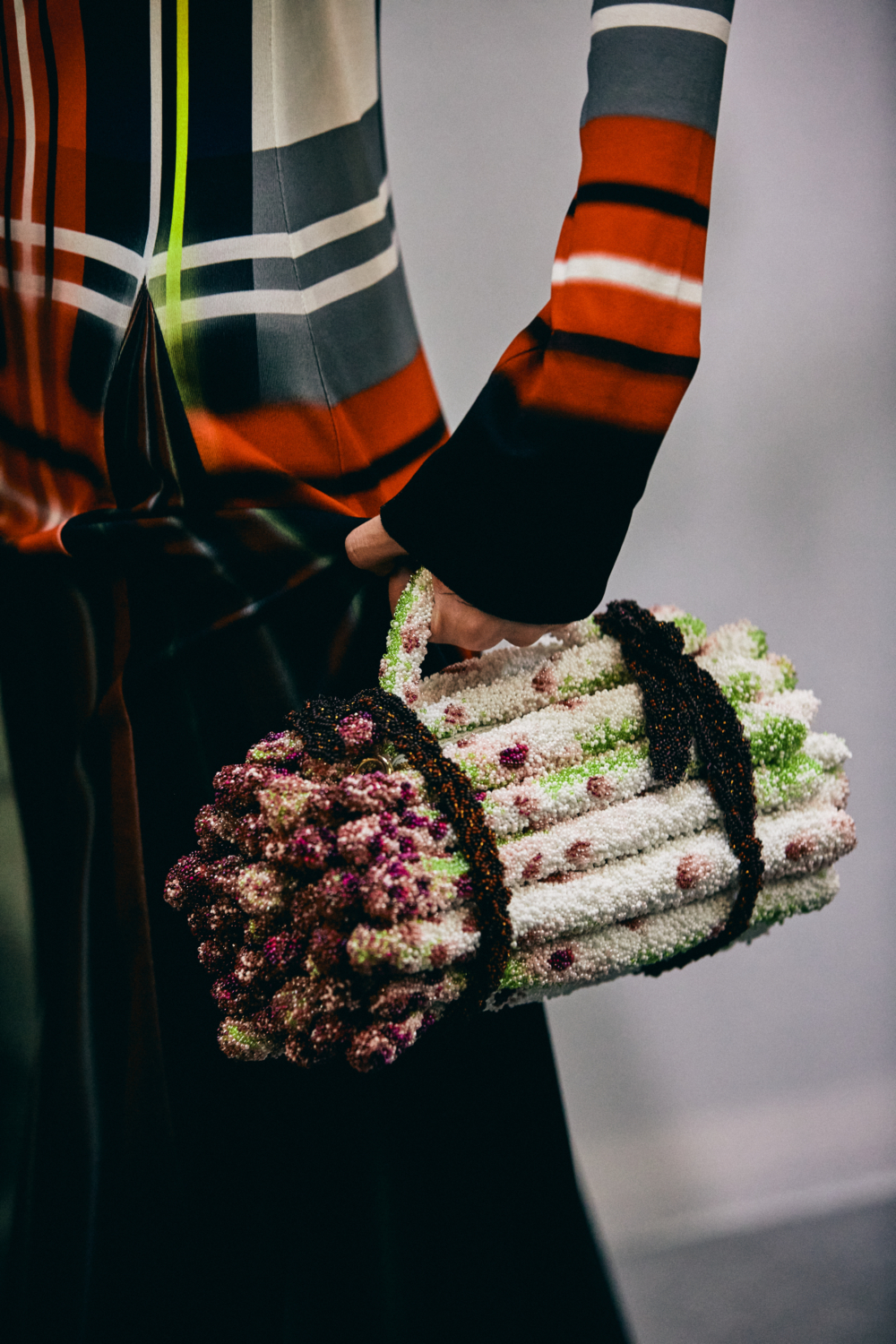 LOEWE 2024 秋冬女裝系列時裝秀亮點1：奢華概念的蕪菁、白菜、蘆筍造型手拿包