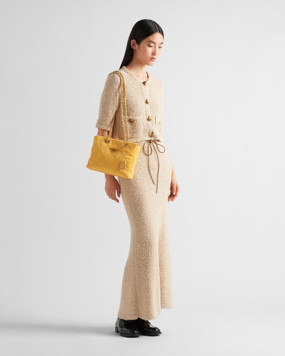 正面綴以搪瓷金屬三角形標誌。