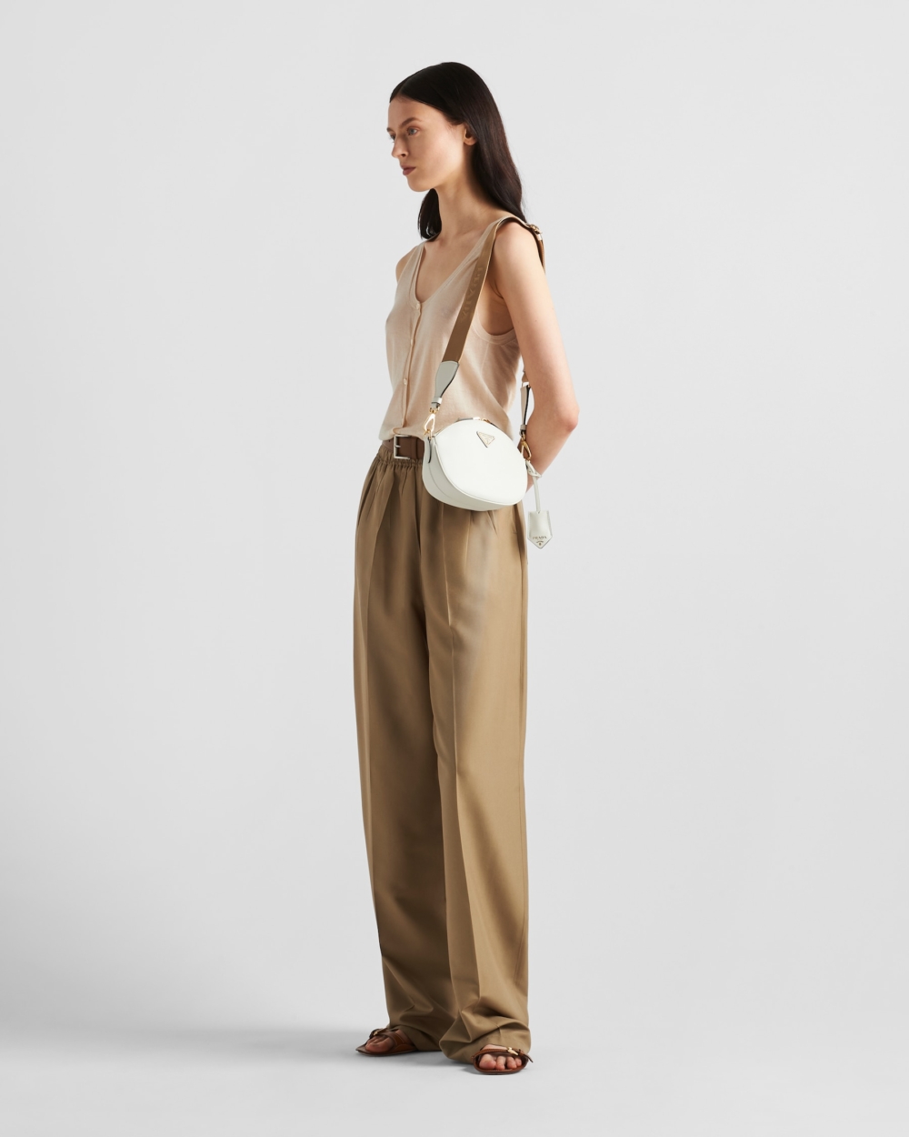 無論是肩背又或是手拎著都相當好看。