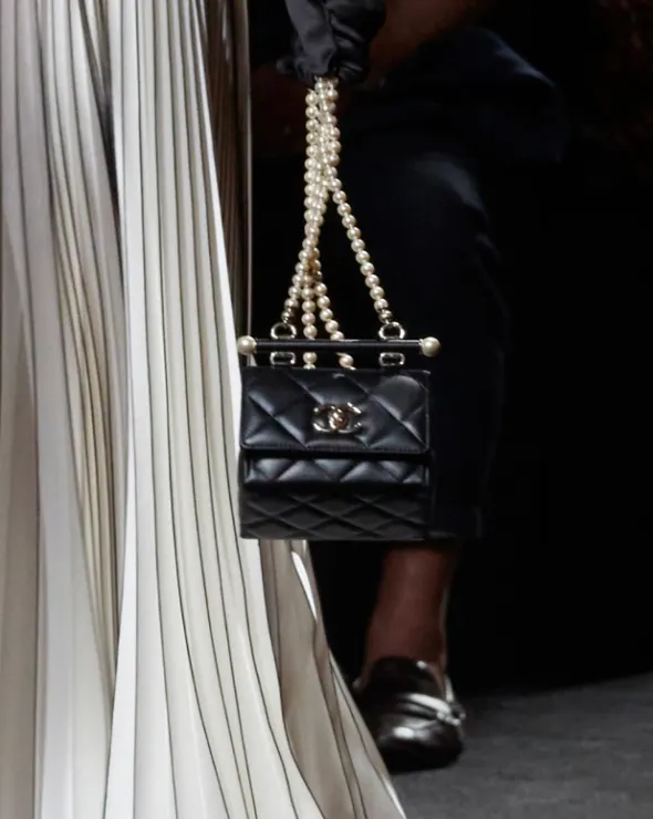 綴上夢幻珍珠的三角形提升夏日造型的吸睛度