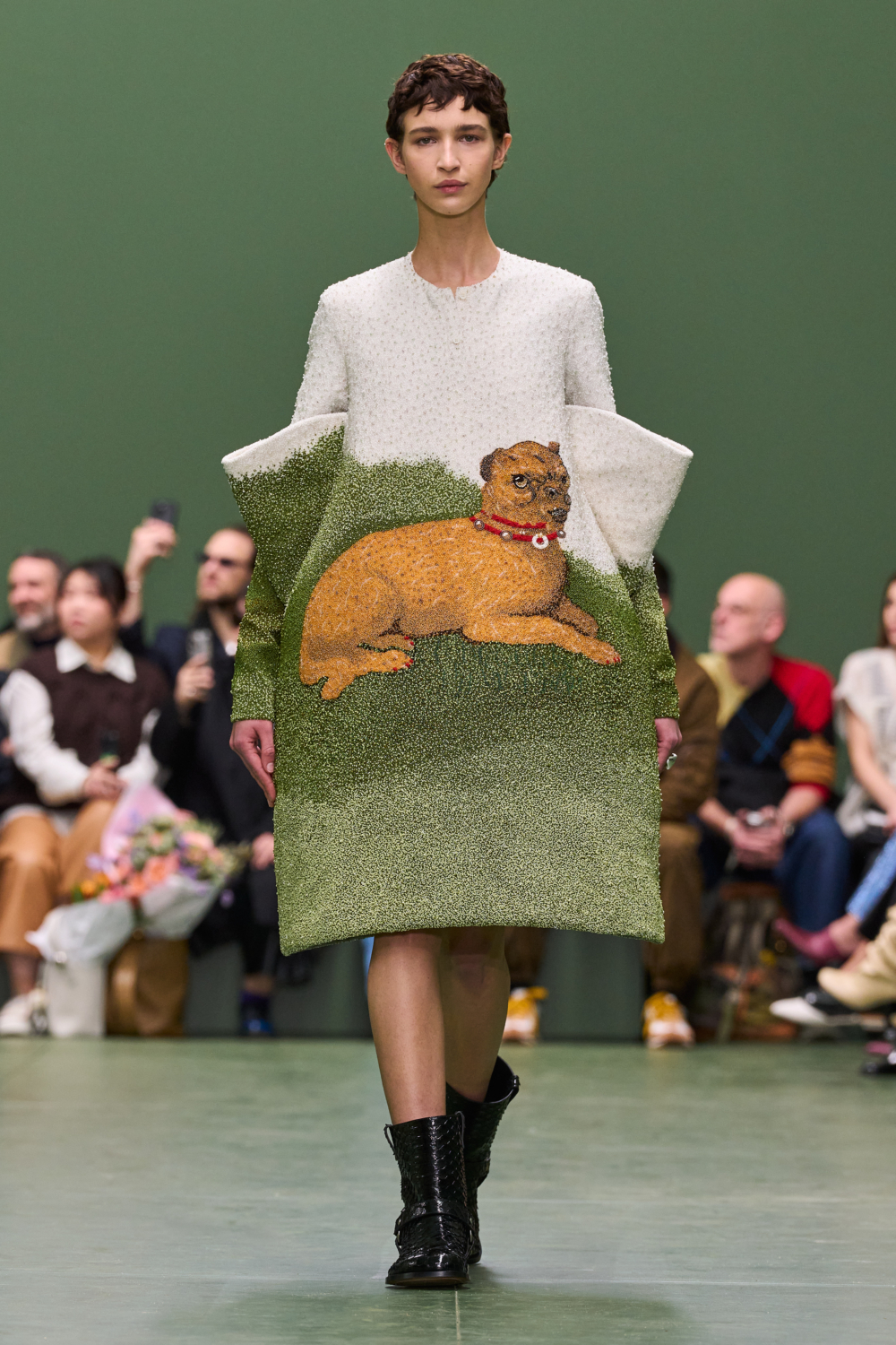 出現在1920年代紐約上東城客廳的窗簾、桌巾花卉印花融入單品