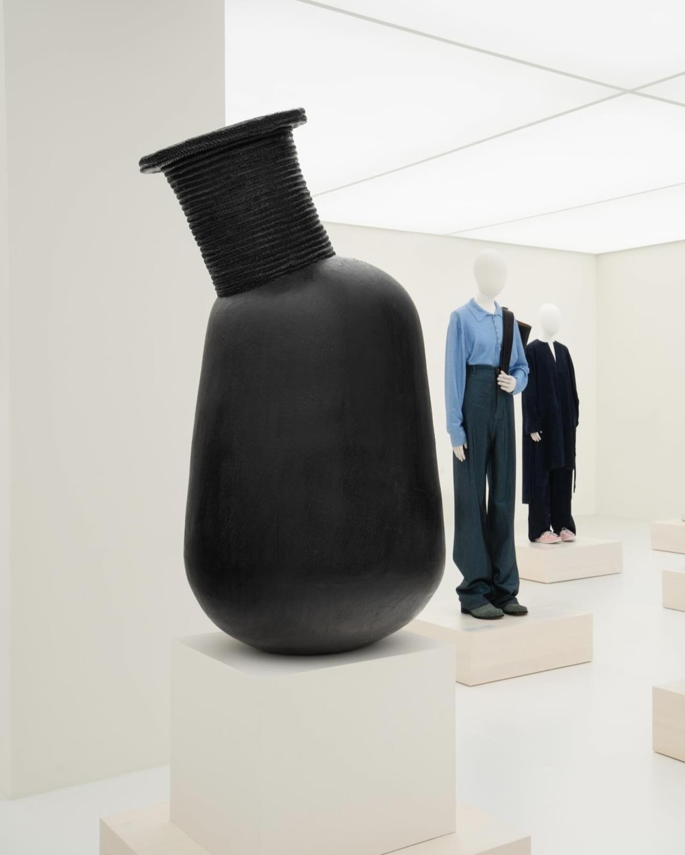 69款男裝及女裝,同時更與啟發服裝大膽形態輪廓的 LOEWE 藝術藏品對照