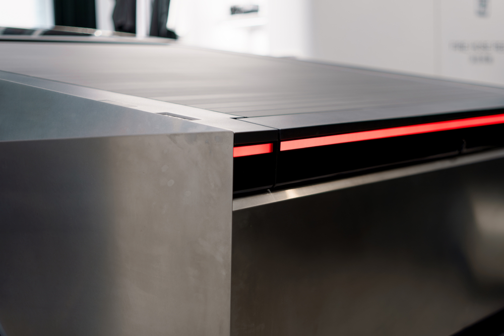 一字型的車尾燈延續車身的筆直幾何線段