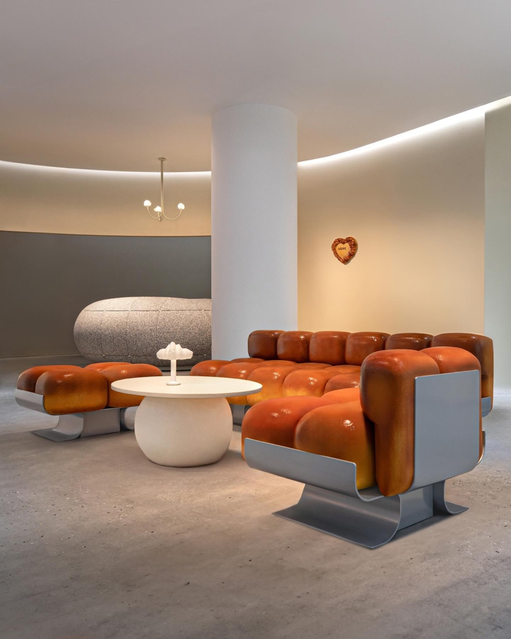 圓圓胖胖的麵包成為沙發椅更顯柔軟舒適