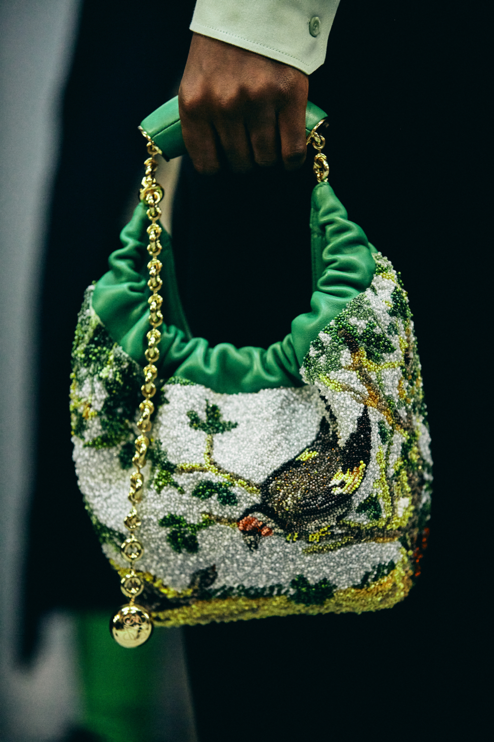 出現在1920年代紐約上東城客廳的窗簾、桌巾花卉印花融入單品