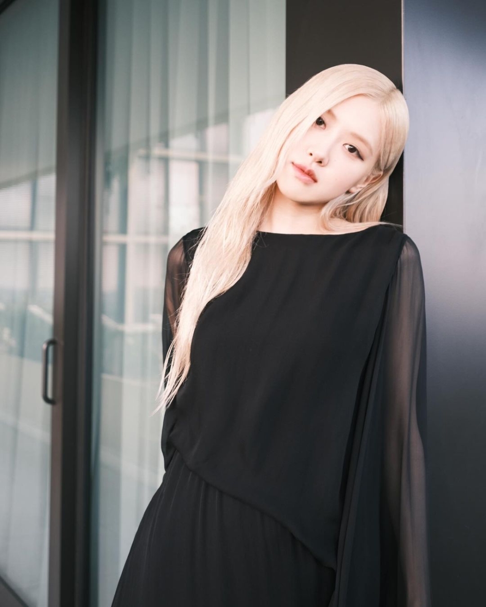 Rose@BlackPink的肌膚絕對是「白到發光」的代表之一。