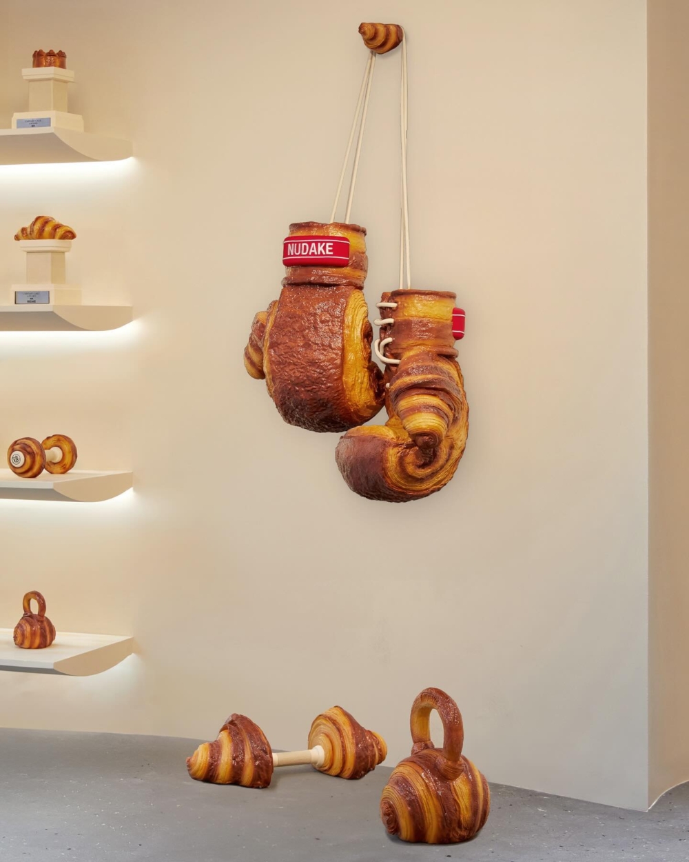 健身啞鈴、拳套、獎盃排列在純白的展架