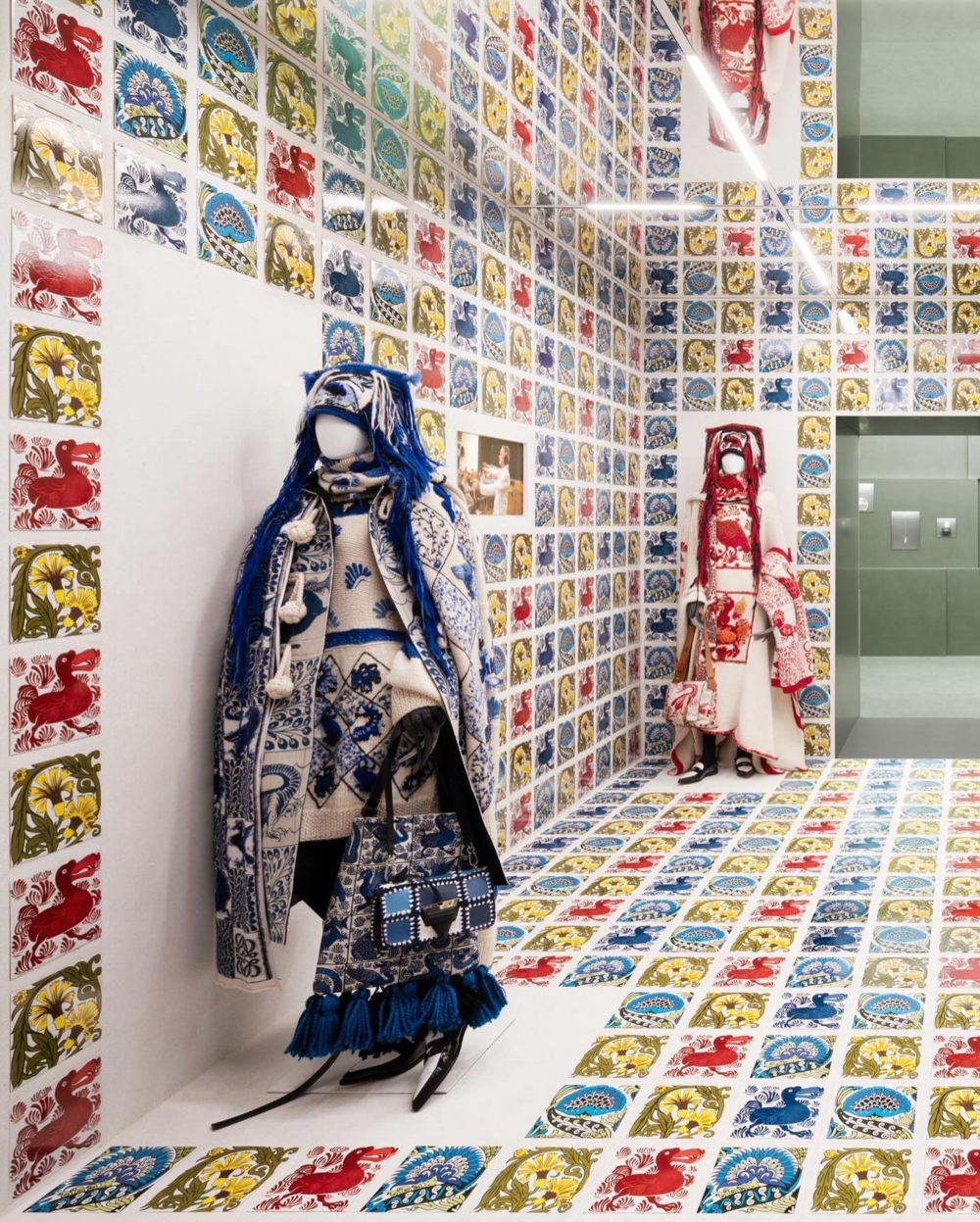 展出於西班牙拍攝的廣告照片及影片