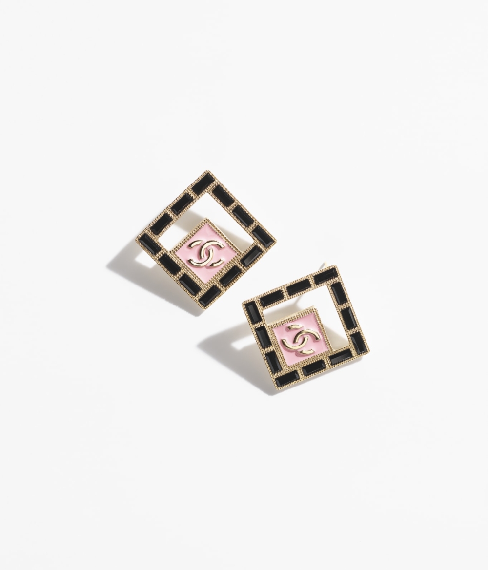 CHANEL 2024春夏系列的粉色方形耳環相當俏皮精緻。