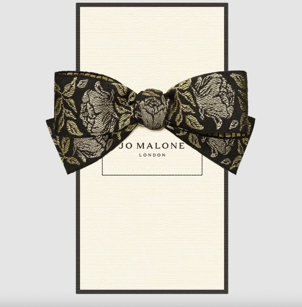 別緻的包裝盒上點綴著復古的蝴蝶結。