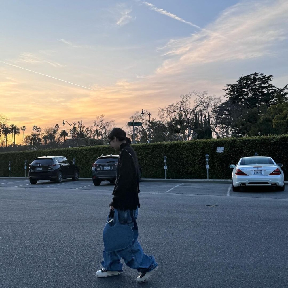 在穿搭中加入復古的厚底穿搭。