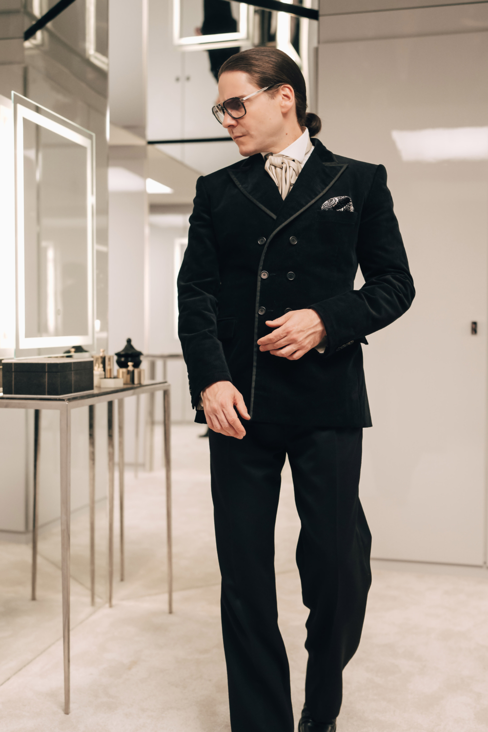 《Becoming Karl Lagerfeld》劇照。