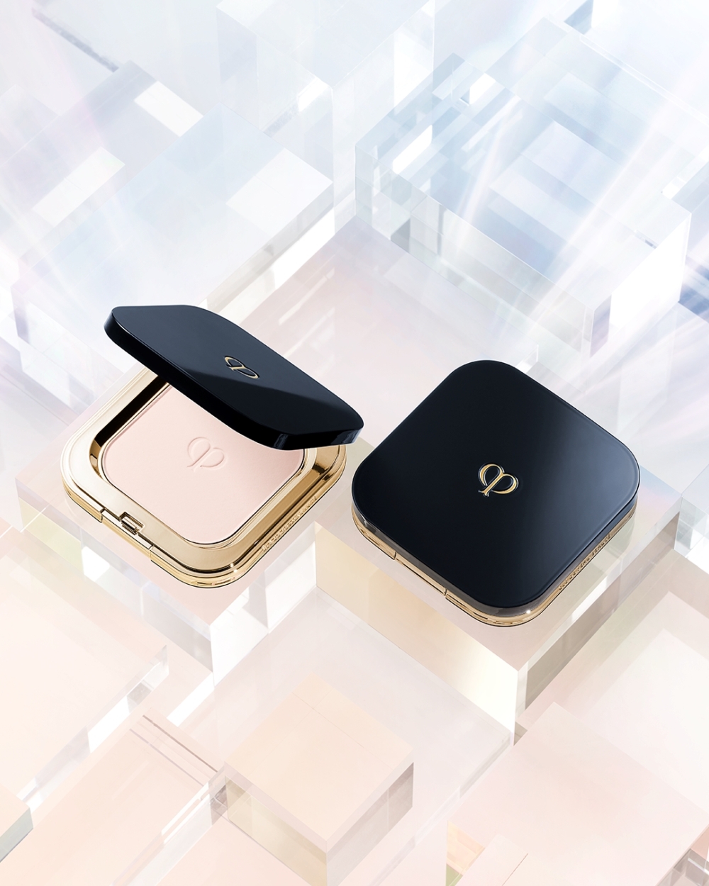 將鑽光粧容定格,全新「鑽光透亮蜜粉餅」是專為方便補粧與定粧而設的旅遊好物。HK$850/5g