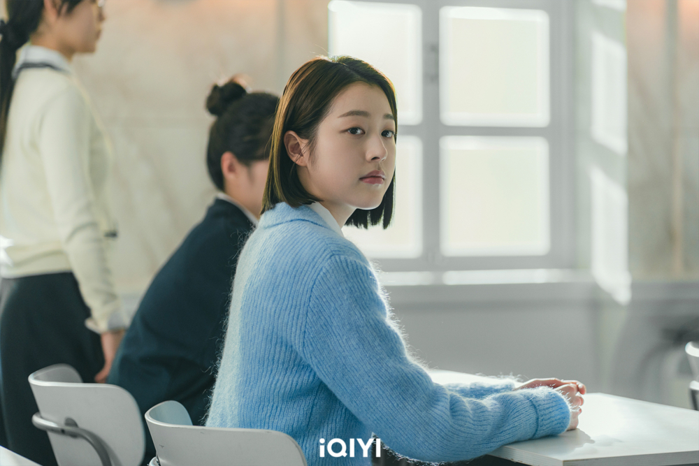 校園惡女「白夏凜」發起殘酷的階級遊戲