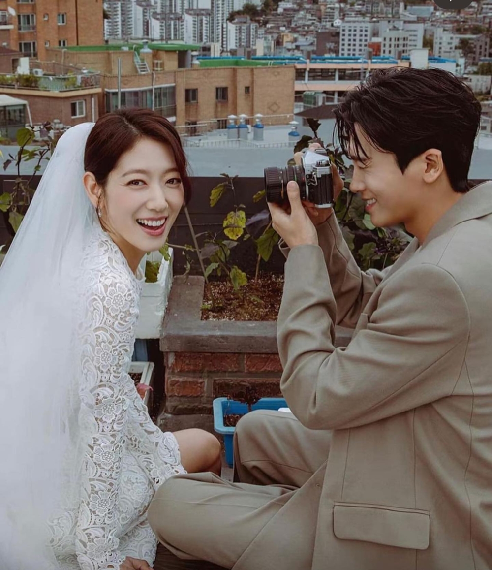 第一套白色婚紗出自於法國高訂品牌Giambattista Valli