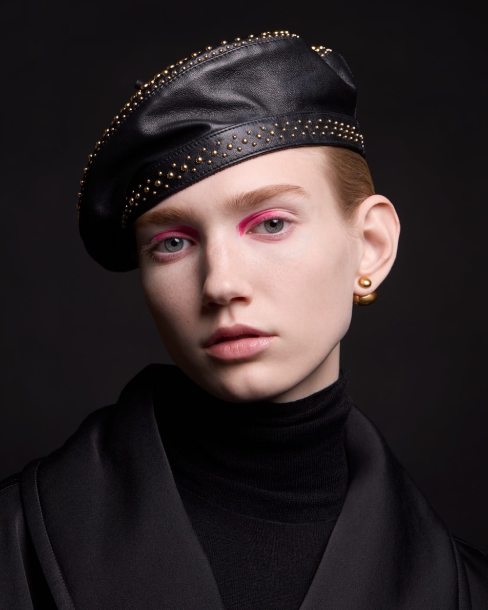 大膽的眼頭亮色眼影