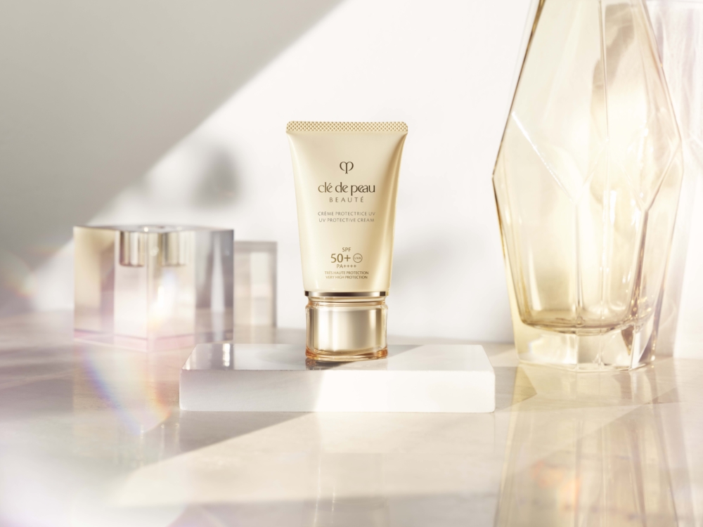 將防曬與護膚結合:「全效修護細胞防曬乳霜」為肌膚帶來SPF 50系數的高效防曬,以及長效保濕的奢寵修護,是每日外出前必用好物。HK$800/50g