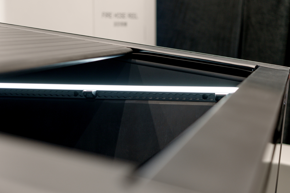 一字型的車尾燈延續車身的筆直幾何線段