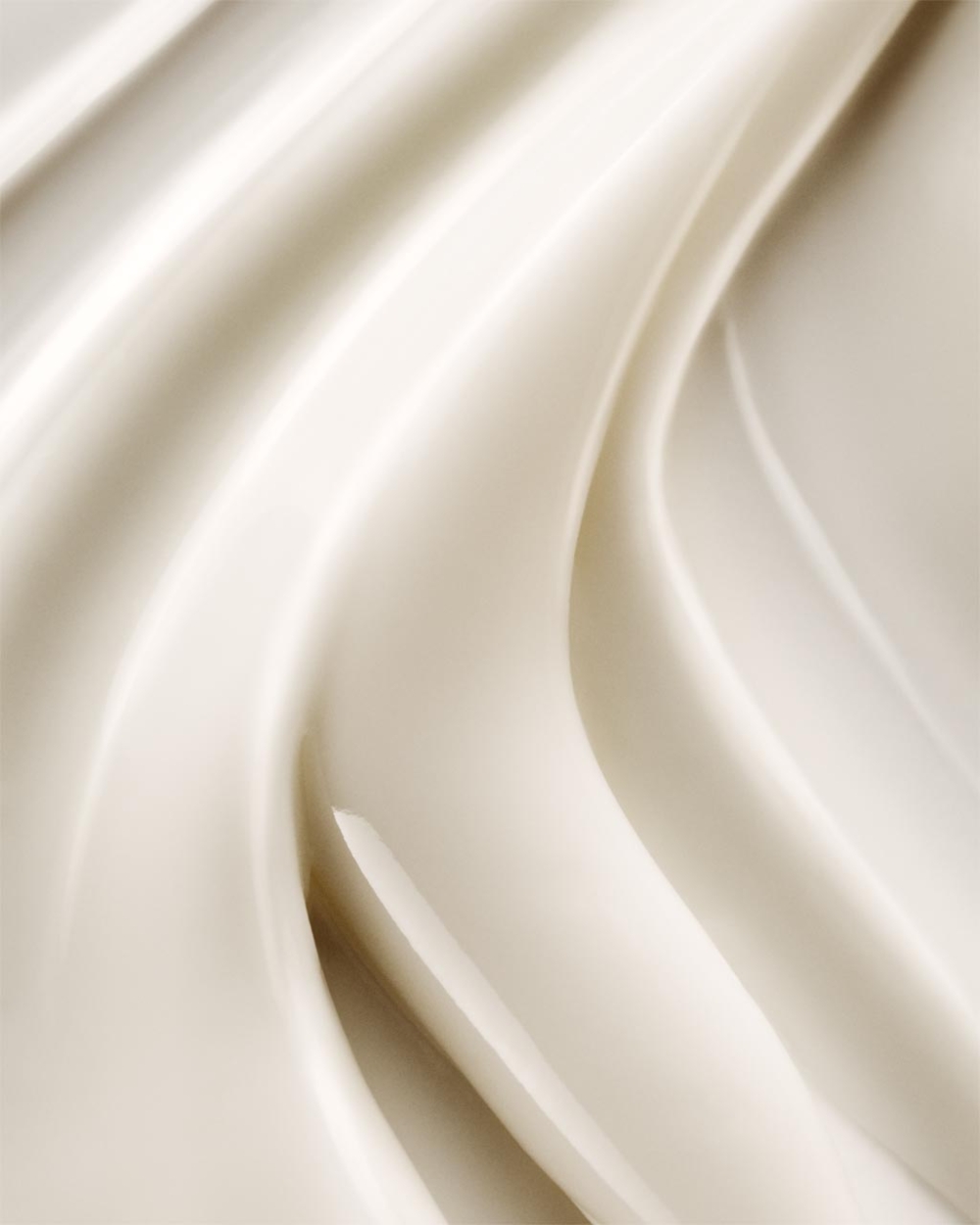 白色清透乳狀質地，一抹即在手部肌膚形成輕如羽毛般的肌膚屏障