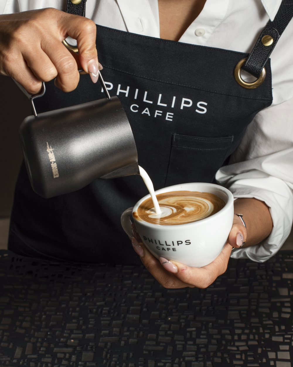 能品嚐到咖啡。