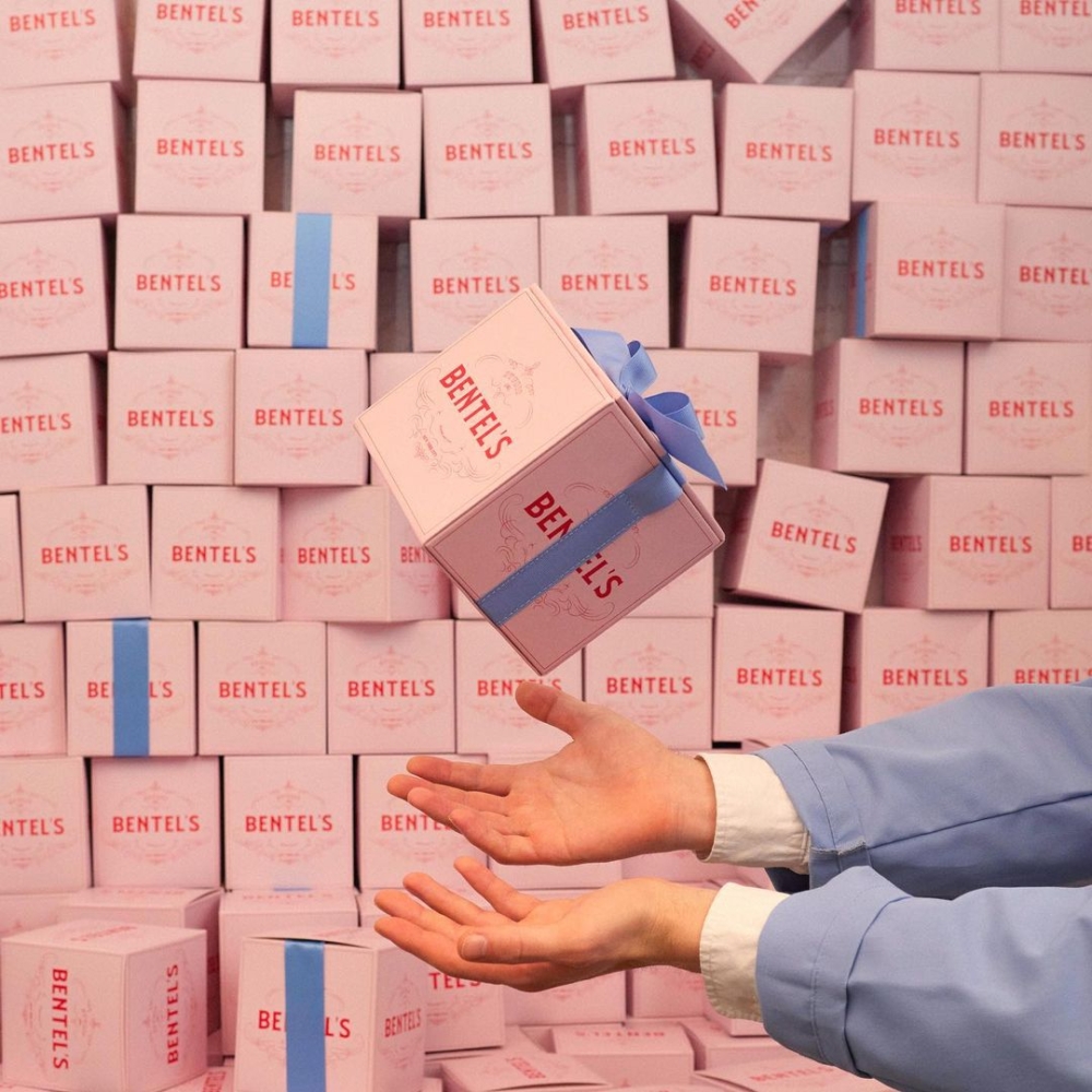 為最新力作拍攝的一系列形象照。