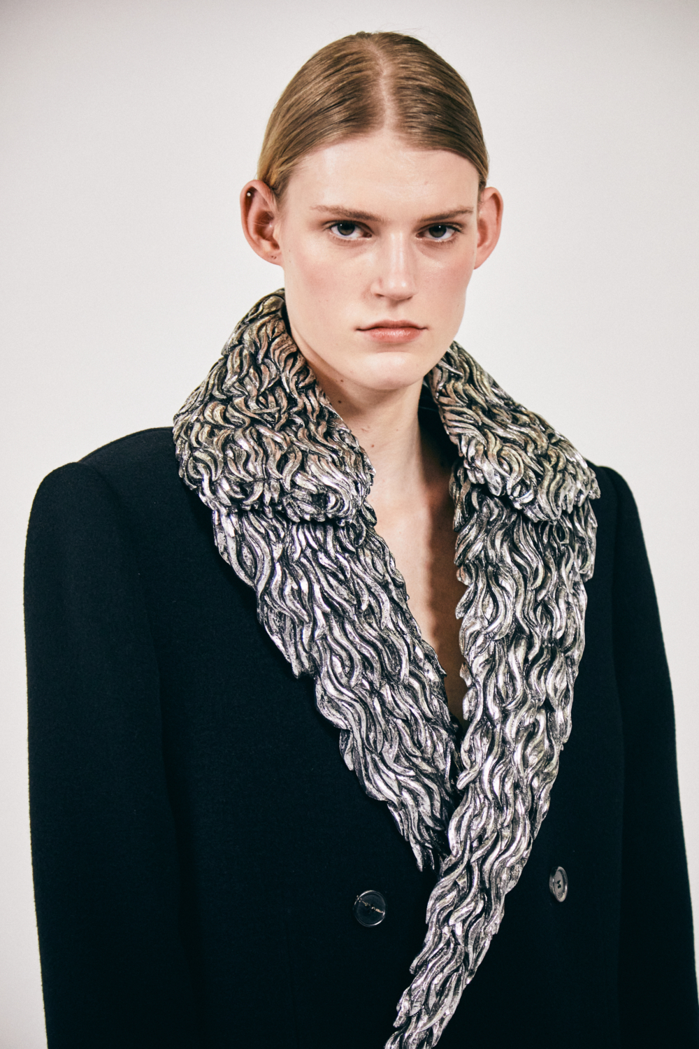 木紋立領帶來奢華意象