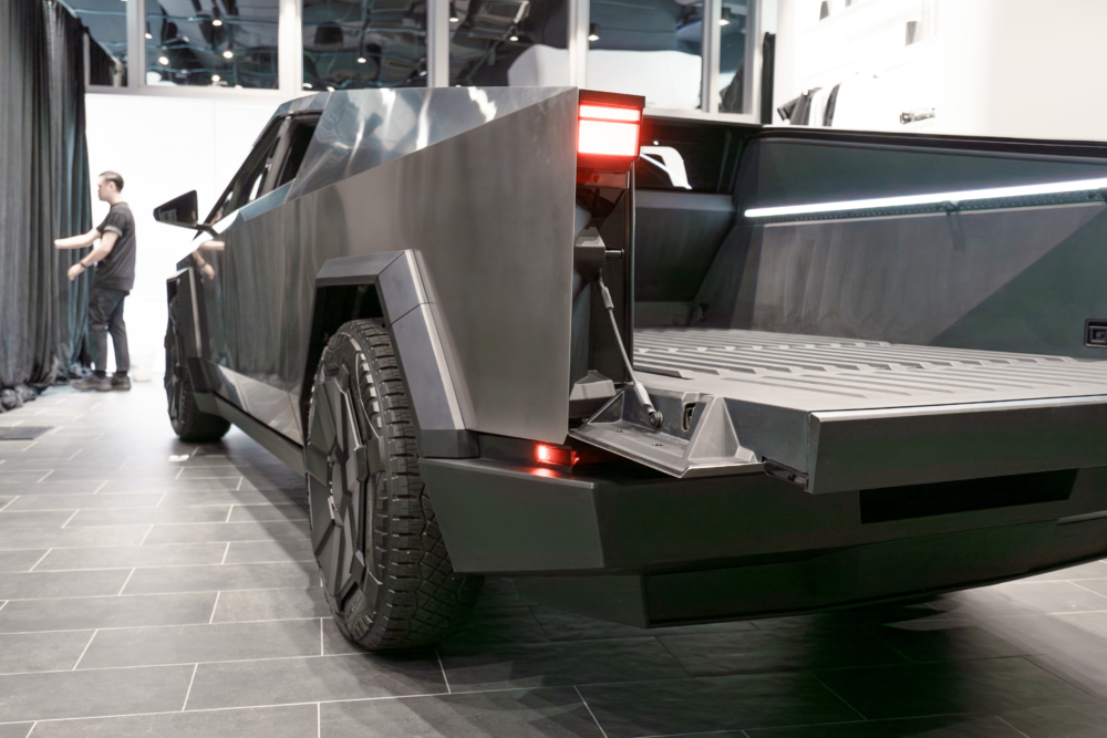 貨斗裝有 120V 及 240V 電源插座，還能為其他電動車充電