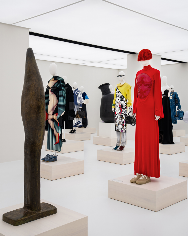 69款男裝及女裝,同時更與啟發服裝大膽形態輪廓的 LOEWE 藝術藏品對照