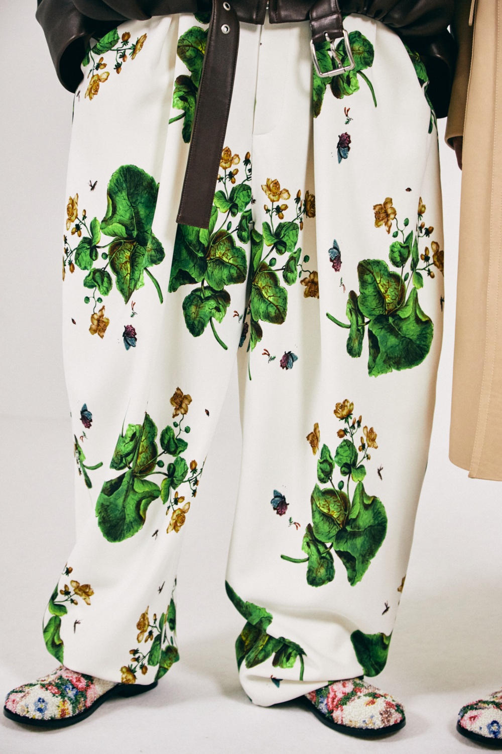 出現在1920年代紐約上東城客廳的窗簾、桌巾花卉印花融入單品